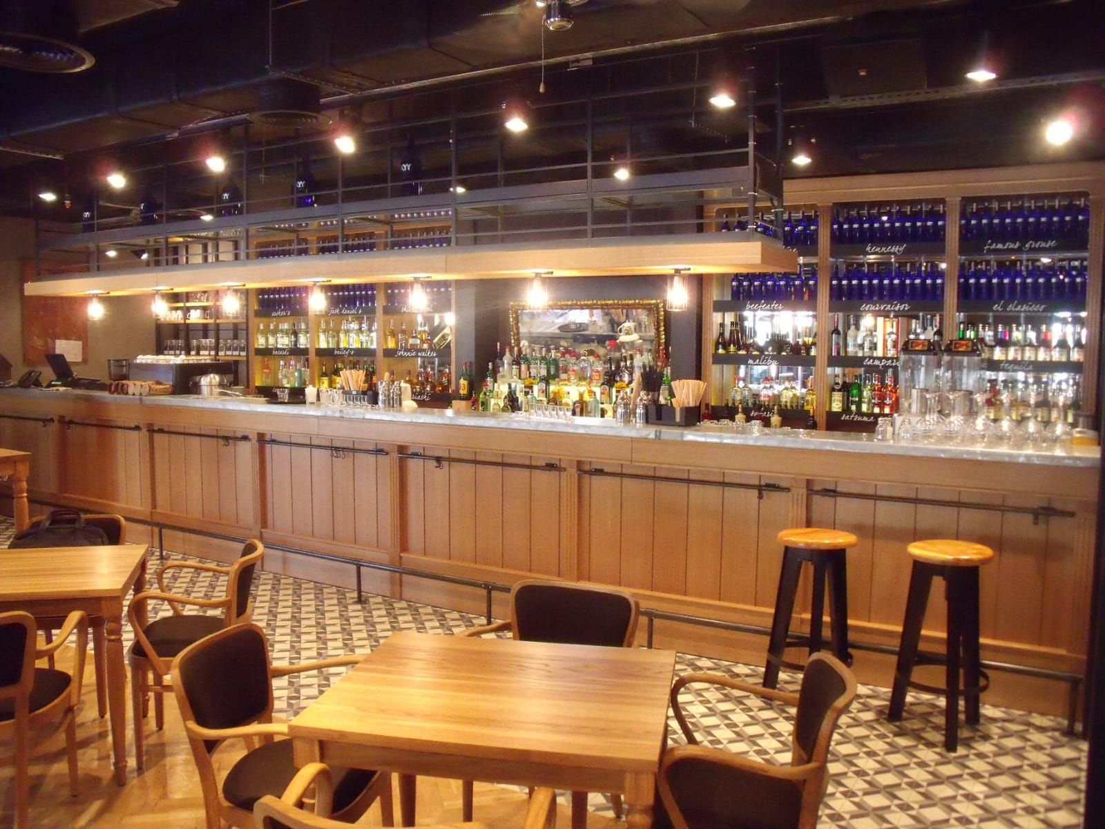 Bay Yapı Tadilat tarafından anahtar teslim yenilenen cafe bar bölümü