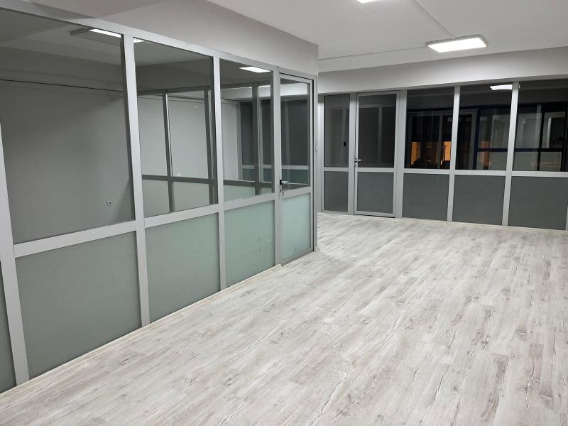 Cam bölmeli toplantı ve yönetici odaları